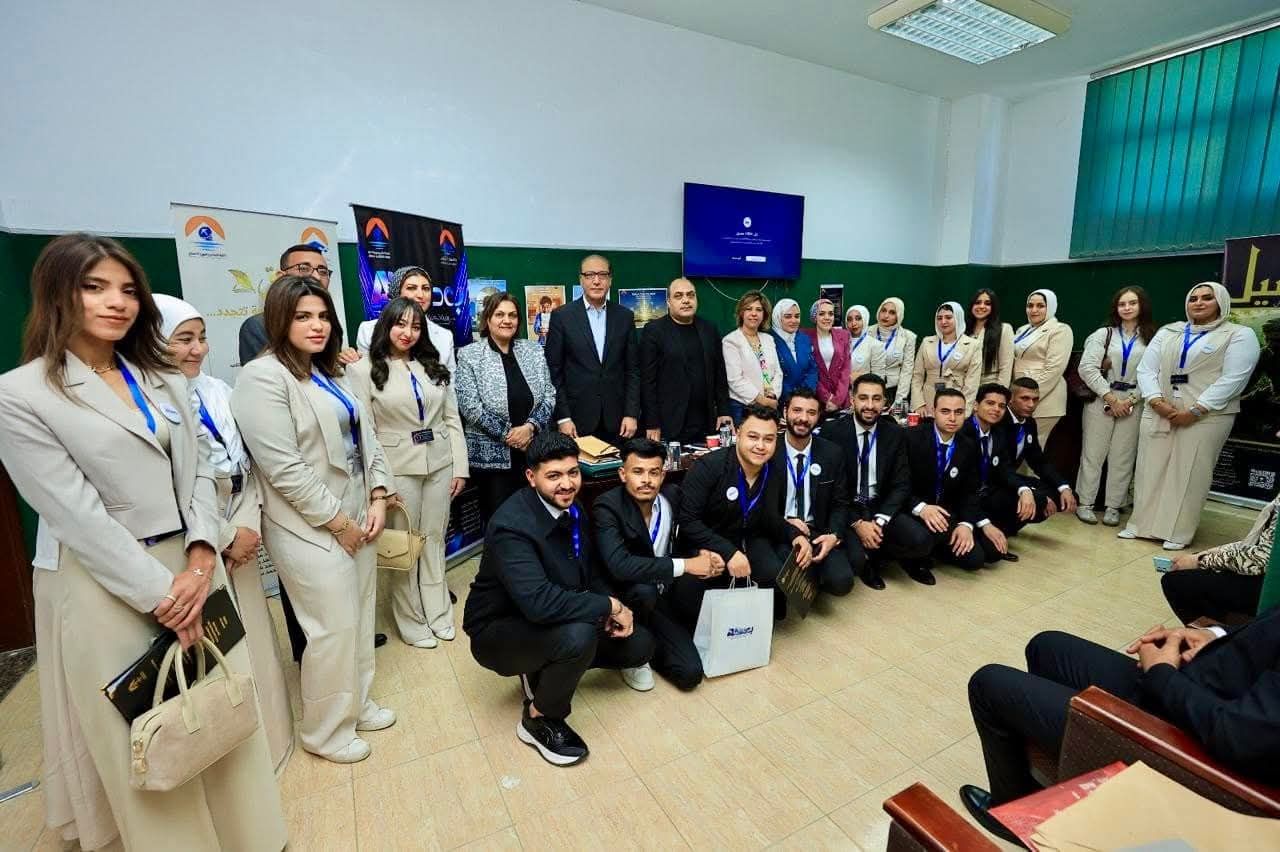 لجنة تحكيم تضم نخبة من كبار الصحفيين تناقش مشروع “بعدسة AI” لطلاب إعلام جامعة 6 أكتوبر.