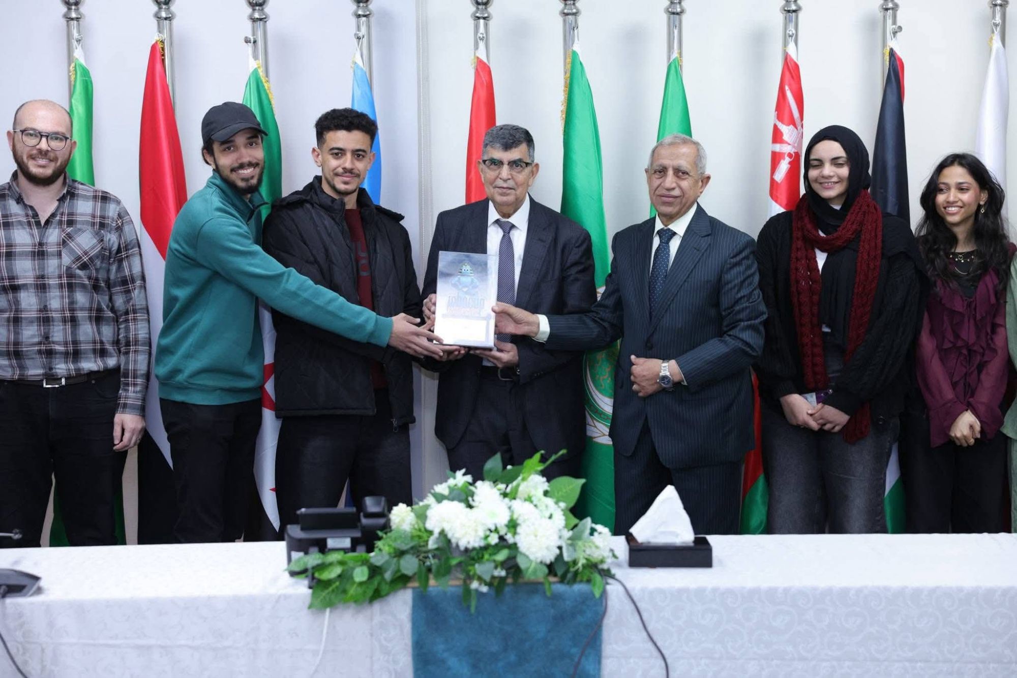 بعد فوزهم بالمركز الأول.. رئيس الأكاديمية العربية يكرم أبطال “RoboCup”