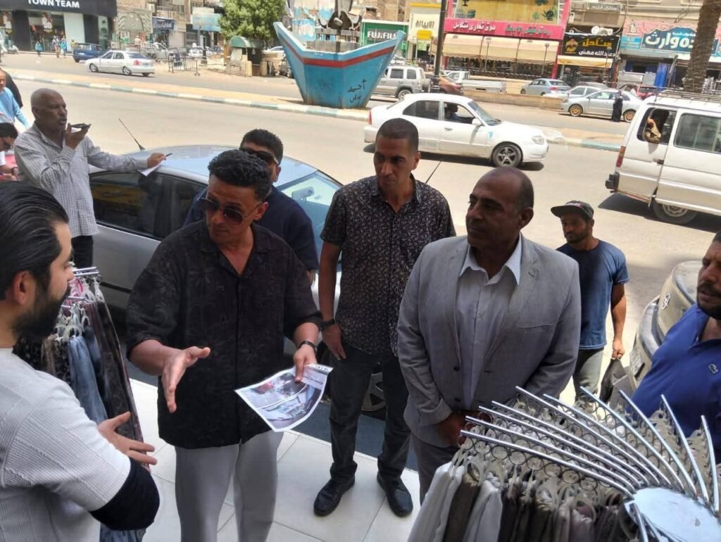 img-20260514-wa00752434754696468245317-1024x770 حمله توعيه للنظافه العامه أمام المحلات وتوزيع إنذارات لترخيص لافتات الاعلانات أمام المحلات فى نطاق حى السويس.