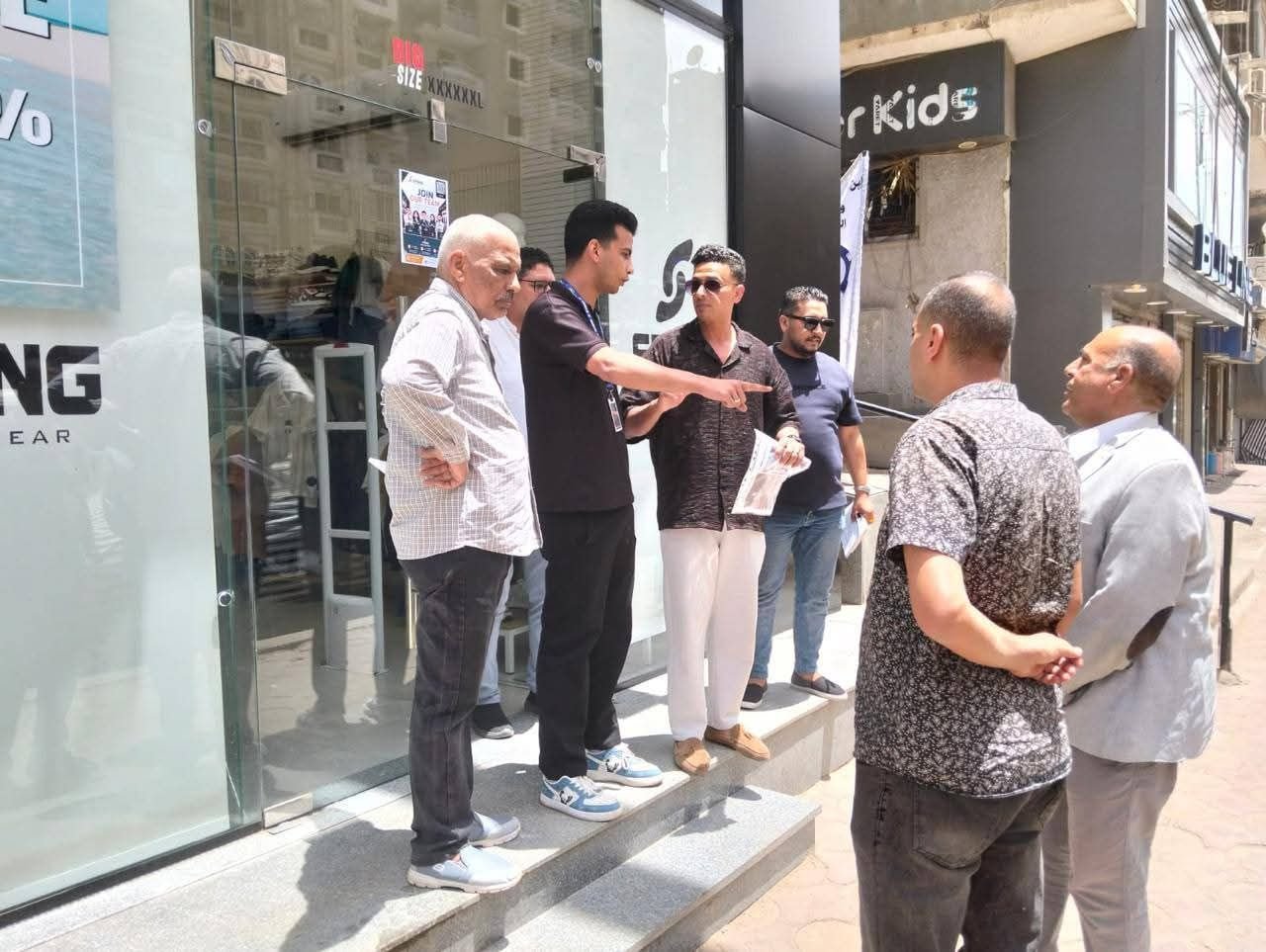 حمله توعيه للنظافه العامه أمام المحلات وتوزيع إنذارات لترخيص لافتات الاعلانات أمام المحلات فى نطاق حى السويس.