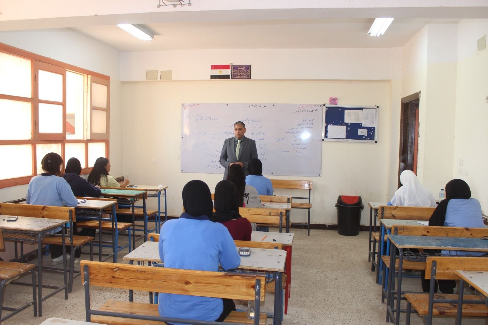مدير ” تعليم الجيزة” يتفقد لجان امتحانات نهاية العام بحدائق أكتوبر ويوجه بتوفير مناخ آمن ومستقر للطلاب