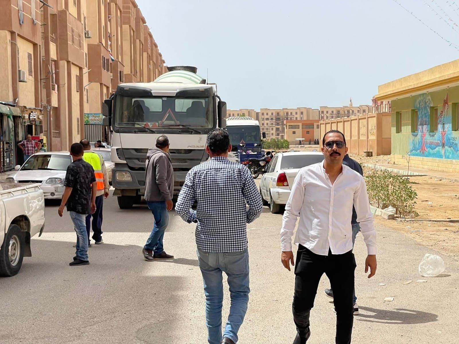 العميد محمد عبد المنعم مدير لجنة الإشراف علي المواقف بالسويس&nbsp;&nbsp; سكان مدينة الدكتور احمد زويل