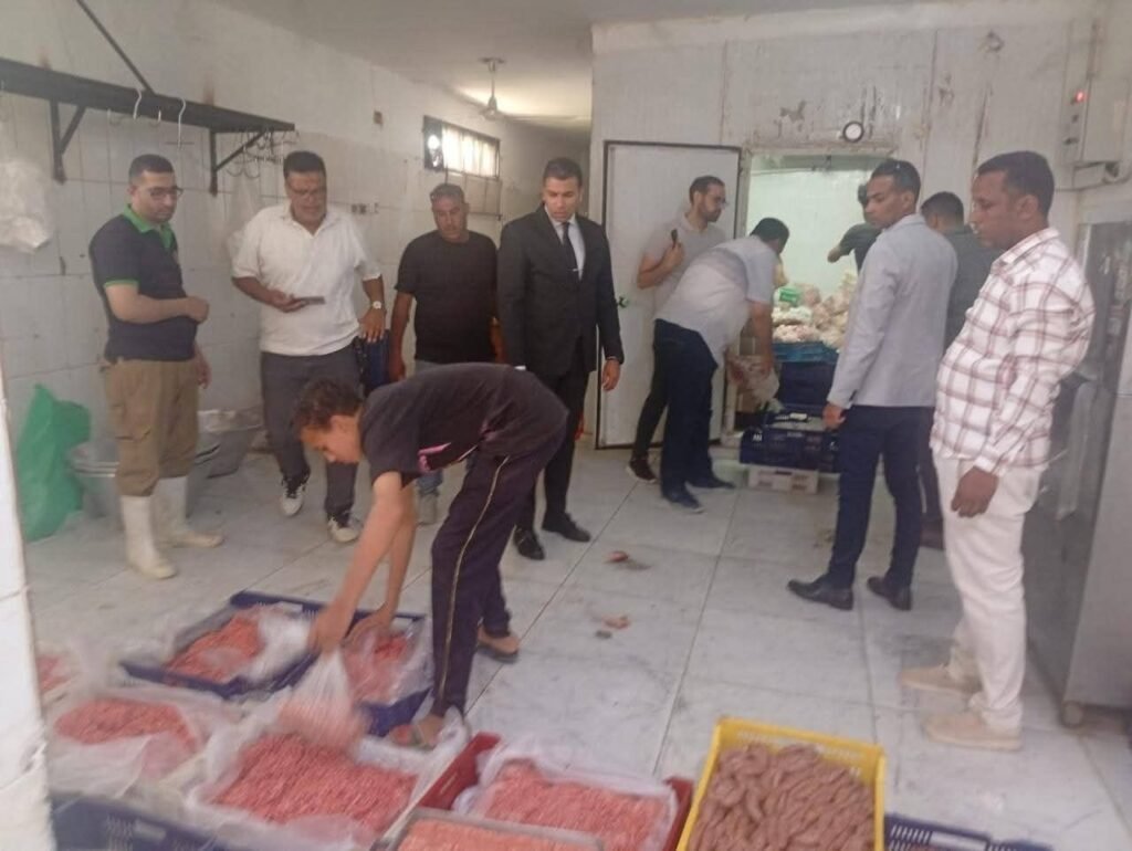 img-20260520-wa01232934803308672981111-1024x770 اللواء هشام همام رئيس حي عتاقة بالسويس يكريم عمال النظافة والمرافق بالحي