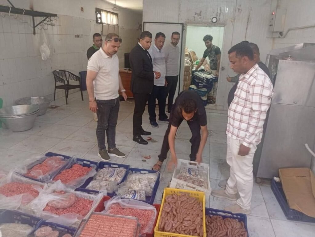 img-20260520-wa01245015878177898688465-1024x770 اللواء هشام همام رئيس حي عتاقة بالسويس يكريم عمال النظافة والمرافق بالحي