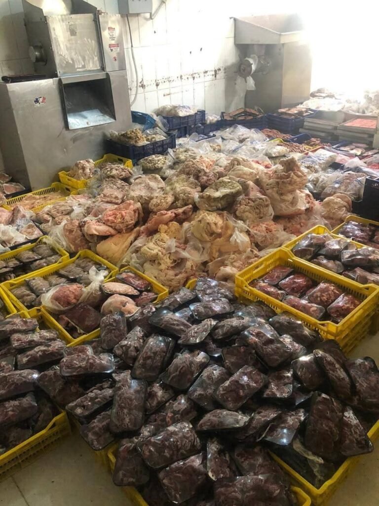 img-20260520-wa01253108042073108077517-768x1024 بالسويس ضبط وإغلاق مصنع غير مرخص بحوزته طنان من اللحوم والدواجن التالفة باللاجون