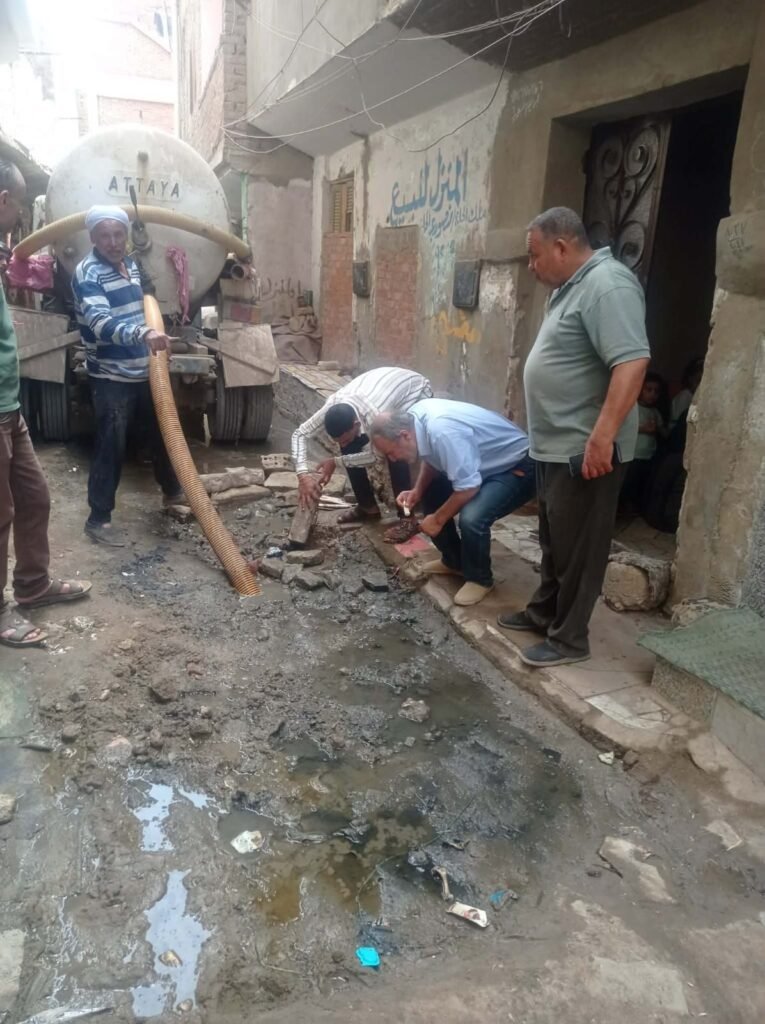 img-20260521-wa0006498341823022356856-765x1024 إستجابة لشكوى المواطنين : مدير إدارة المرافق بأبو النمرس يفحص ضرر تسرب المياه بطموه