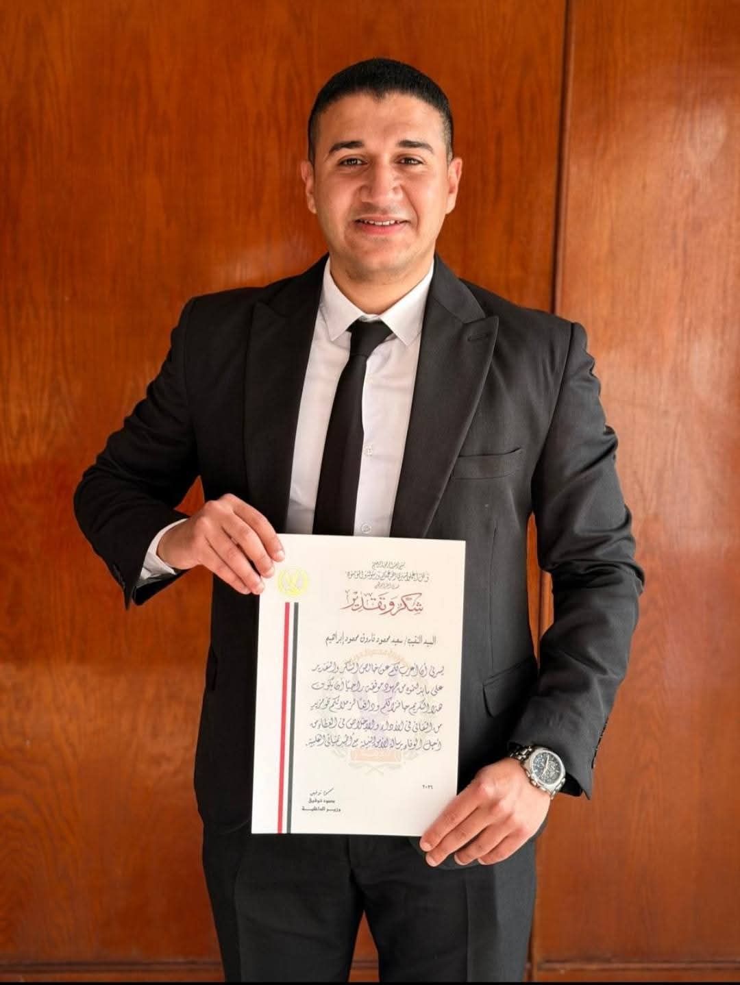وزير الداخلية يكرم النقيب سعيد محمود العمدة لتفانيه فى العمل