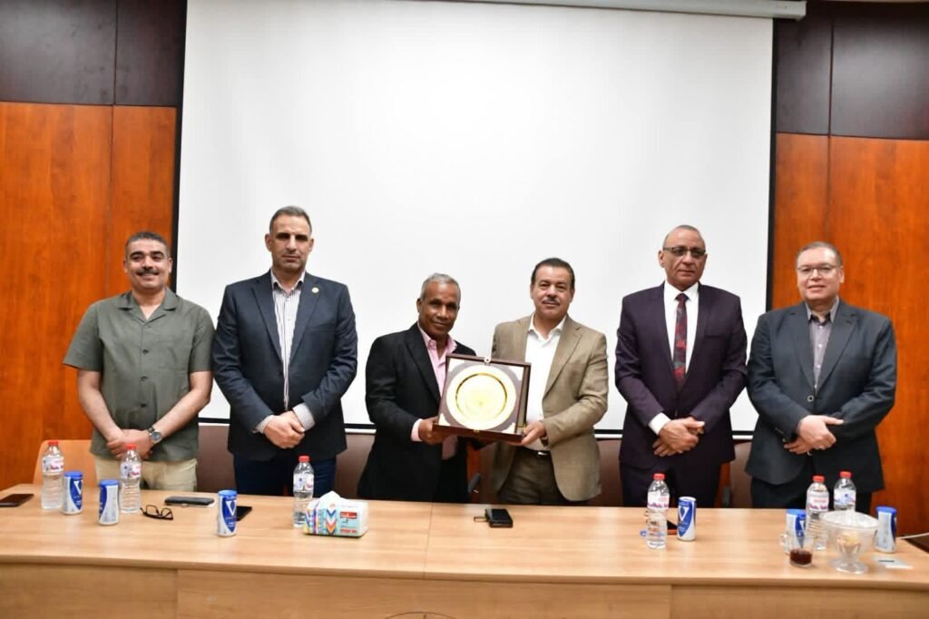 img-20260604-wa00103904004458477090535-1024x682 جامعة الوادي الجديد تكرم  أمين عام الجامعة المساعد للشئون المالية لبلوغه سن المعاش