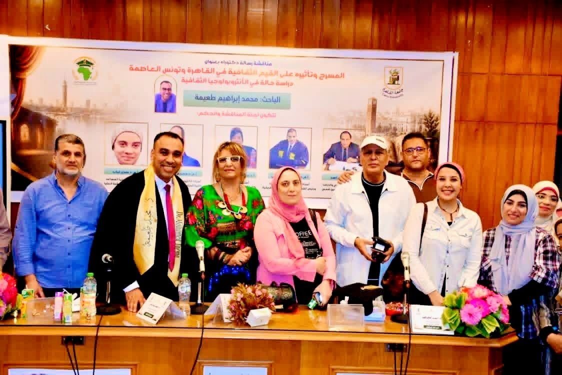 الناقدة والأديبة نجلاء أحمد حسن تهنئ الباحث&nbsp; محمد إبراهيم طعيمة بحصوله على درجة الدكتوراه بامتياز مع مرتبة الشرف الأولى