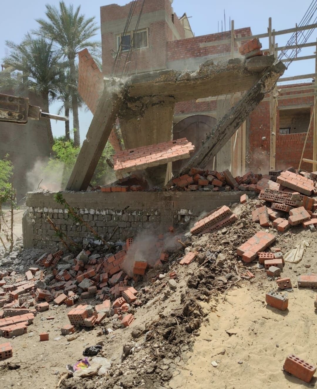 محافظ الجيزة يتابع حملات إزالة مخالفات البناء والتعديات على الأراضي الزراعية بعدد من المراكز والأحياء