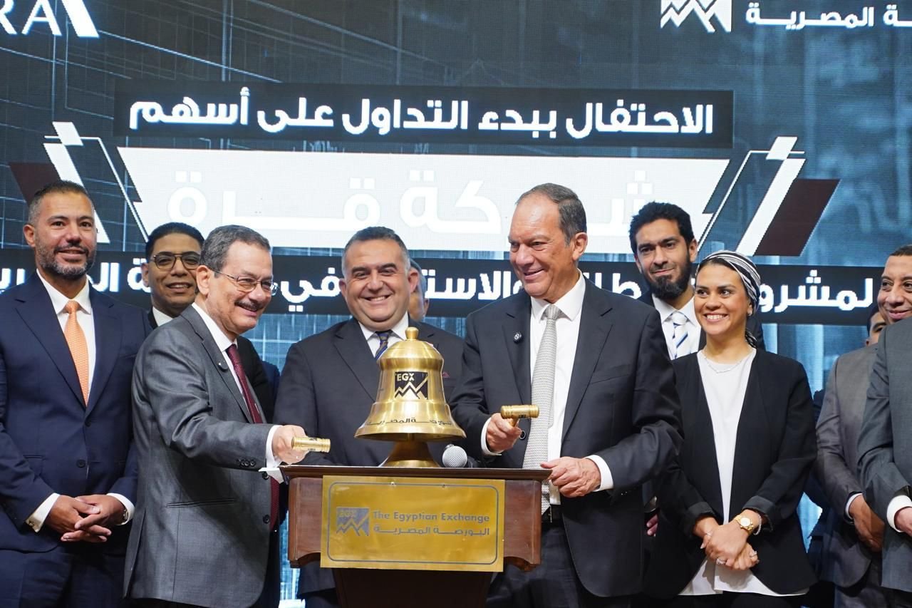 عمر رضوان رئيس البورصة المصرية يشارك قيادات شركة “قرة” في فعالية “قرع الجرس” احتفالا بالانضمام للسوق الرئيسي