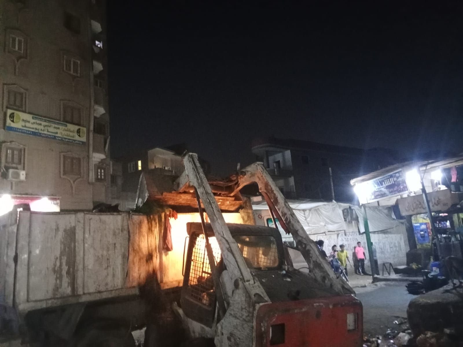 رصف الترعة الشبرامنتية وصيانة أعمدة الإنارة ورفع 240 طن مخلفات بمركز أبو النمرس