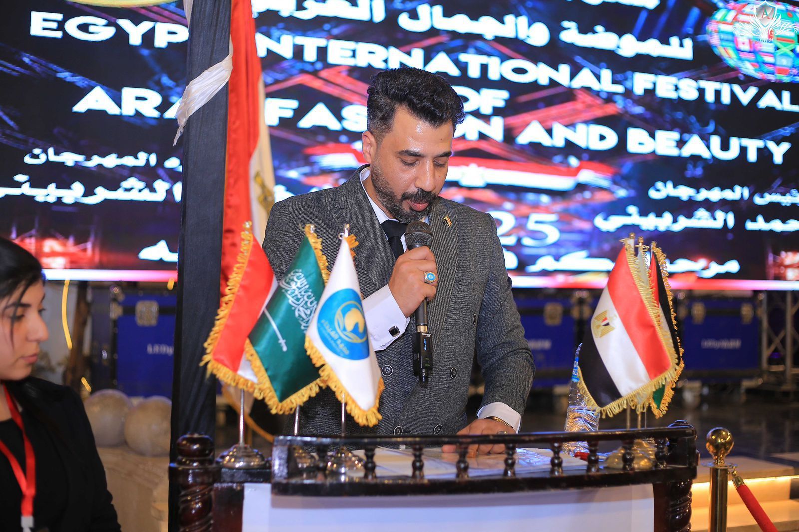 خبير التجميل أحمد الشربيني يدعو لتقنين وتنظيم قطاع “تصفيف الشعر” بدلاً من الهجوم على العاملين فيه
