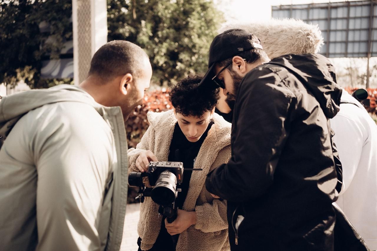 بعد تصدر «أحلام ع التخته» للتريند.. مصطفى طيبه يلفت الأنظار برؤية إخراجية تناقش أزمة الدروس الخصوصية