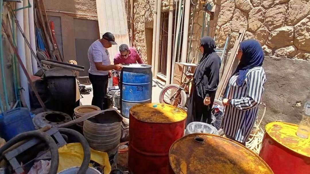في السويس ضبط وقود مهرب&nbsp; في أحد المخازن بمدخل عمارات سكنية