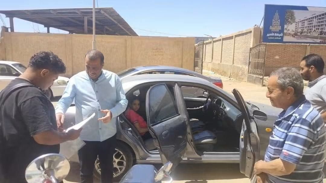مدير مديرية عمل السويس يسلم عقد عمل لفتاة من ذوي الهمم