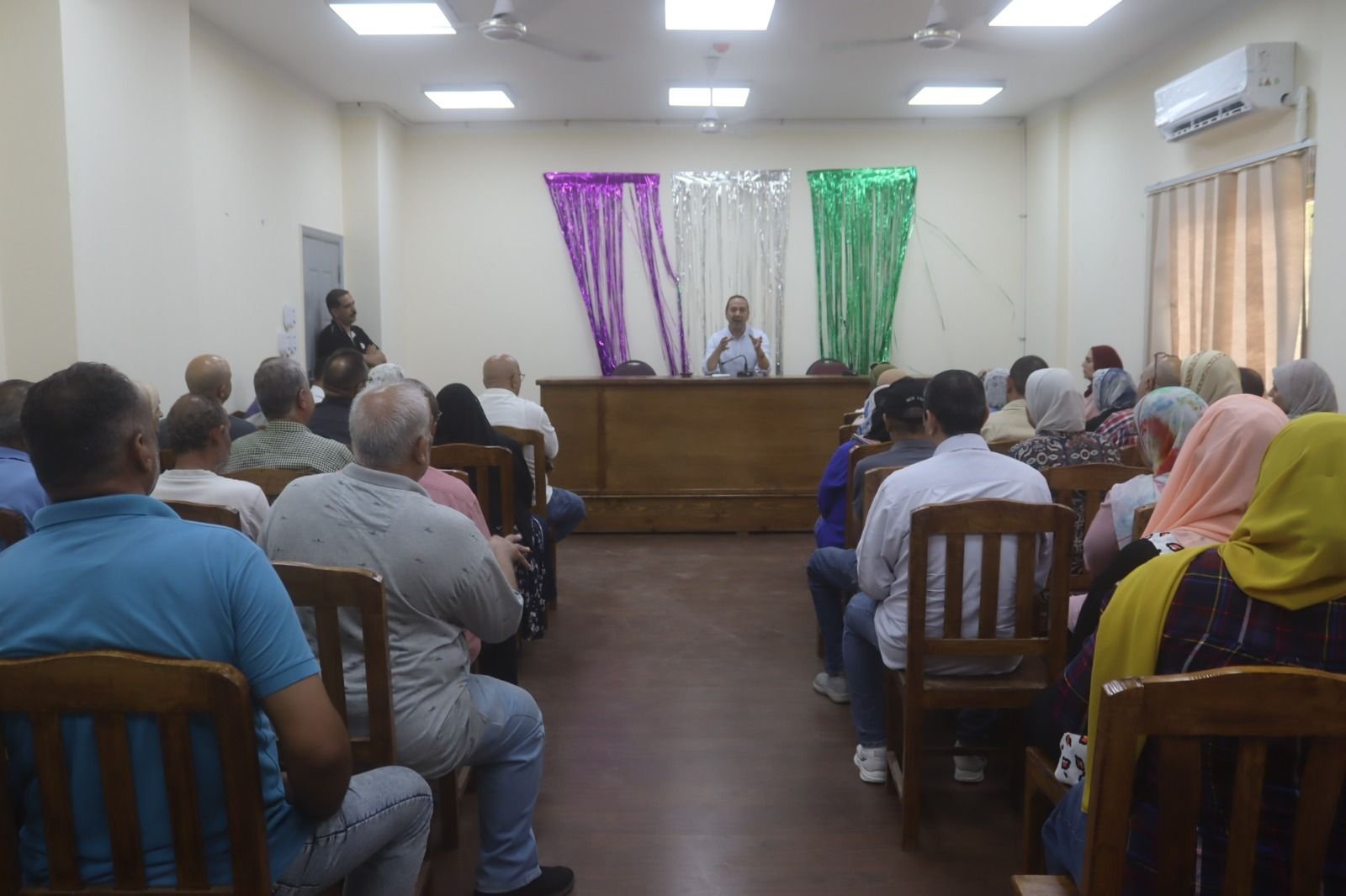 رئيس هيئة نظافة الجيزة يعقد لقاءً مع العاملين ويعلن اجتماعات دورية لمتابعة الأداء