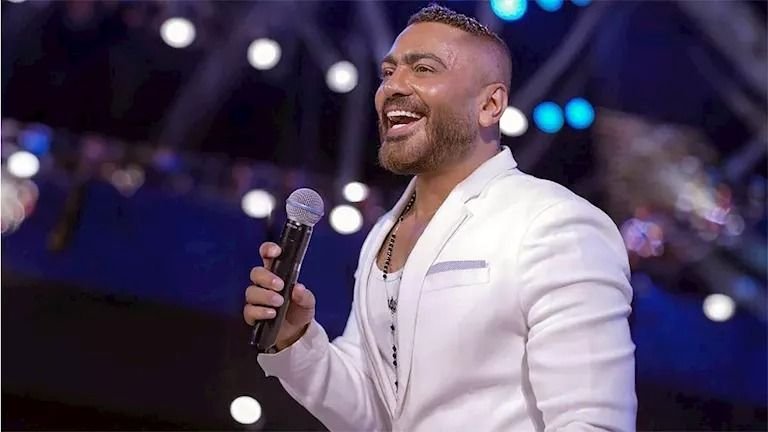 تامر حسني.. يهنئ ساموزين على <br>أغنيته الجديدة “بايظة”