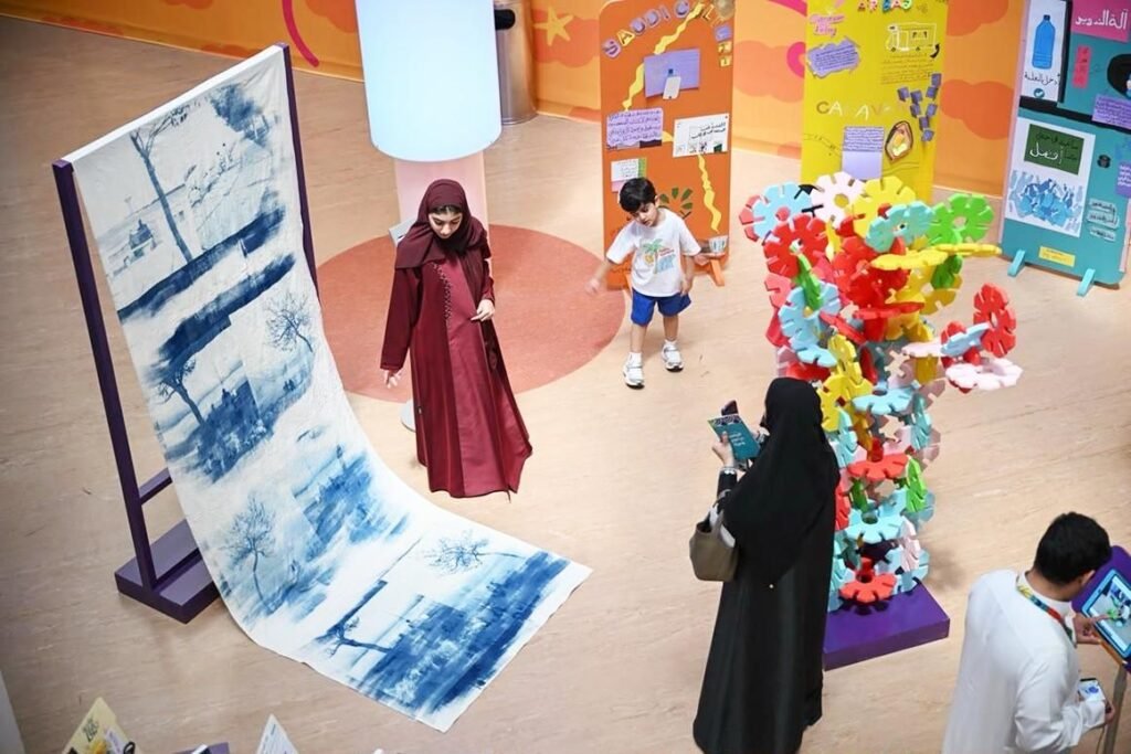 img-20260806-wa01002472483728738165632-1024x683 إثراء يختتم النسخة الخامسة من برنامج الشباب الصيفي بلوحة فنية بعنوان "ذاكرة المدينة“