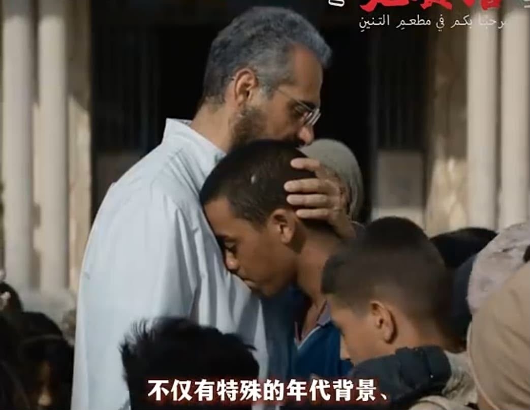 فاروق محمد يخطف الأنظار عالميًا بـ«بكاء جمال» في فيلم «مرحبًا بكم في مطعم التنين»