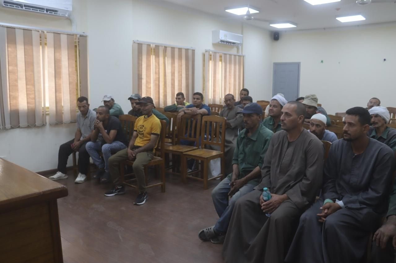رئيس نظافة الجيزة يبحث مطالب عمال الهيئة ويستمع لمشكلاتهم