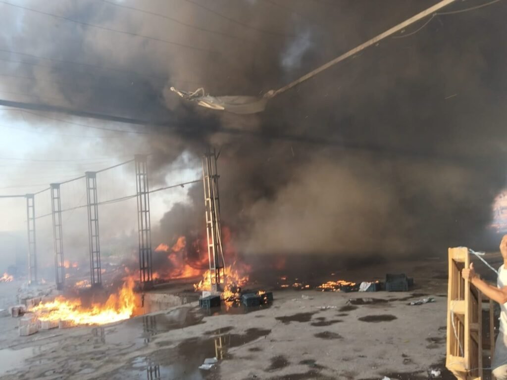 img-20260820-wa0201654791100100301371-1024x768 إصابة ١٤ شخصاً باختناقات إثر إندلاع حريق بمصنع موالح بالشرقية