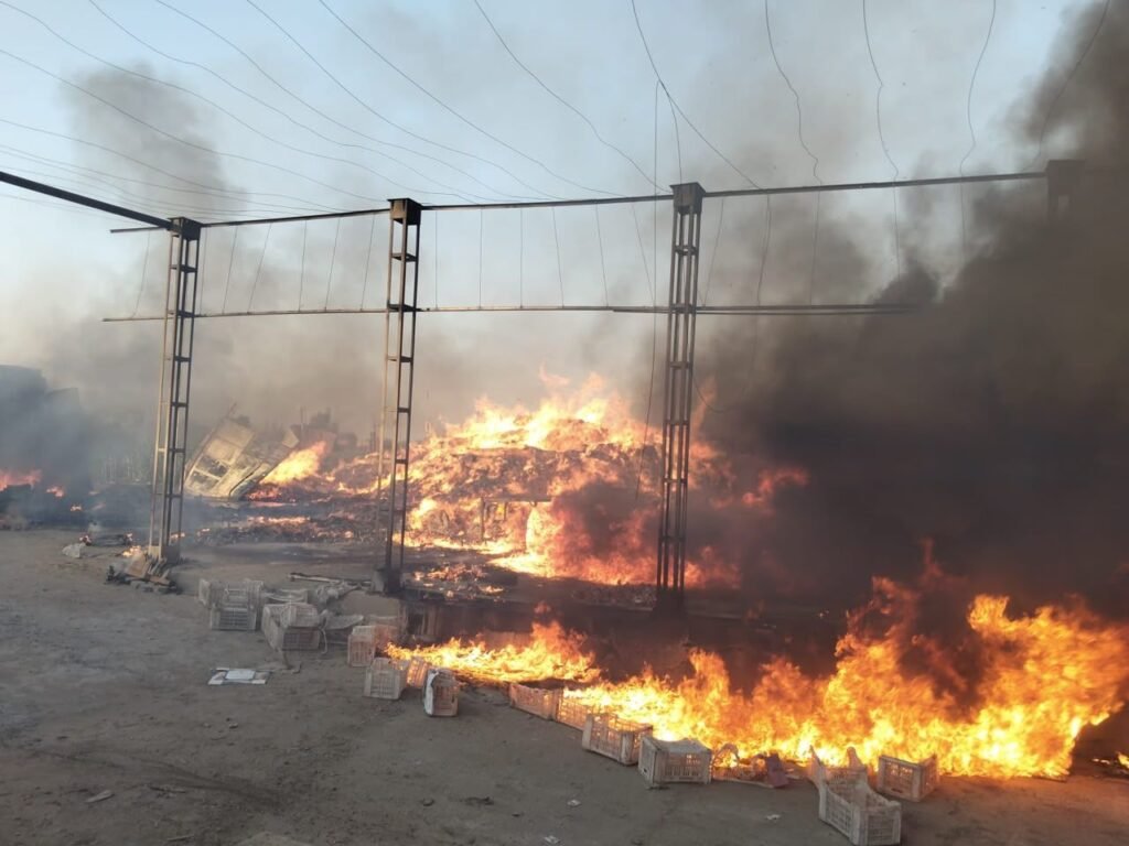 img-20260820-wa0204428195474602096444-1024x768 إصابة ١٤ شخصاً باختناقات إثر إندلاع حريق بمصنع موالح بالشرقية