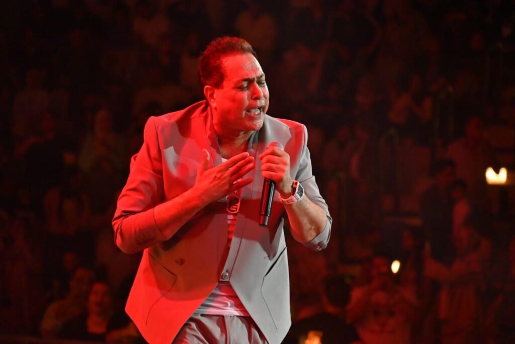 img-20260821-wa00108244181210588953627-1024x684 حكيم يستعيد نجاحاته على المسرح الروماني بحفل كامل العدد