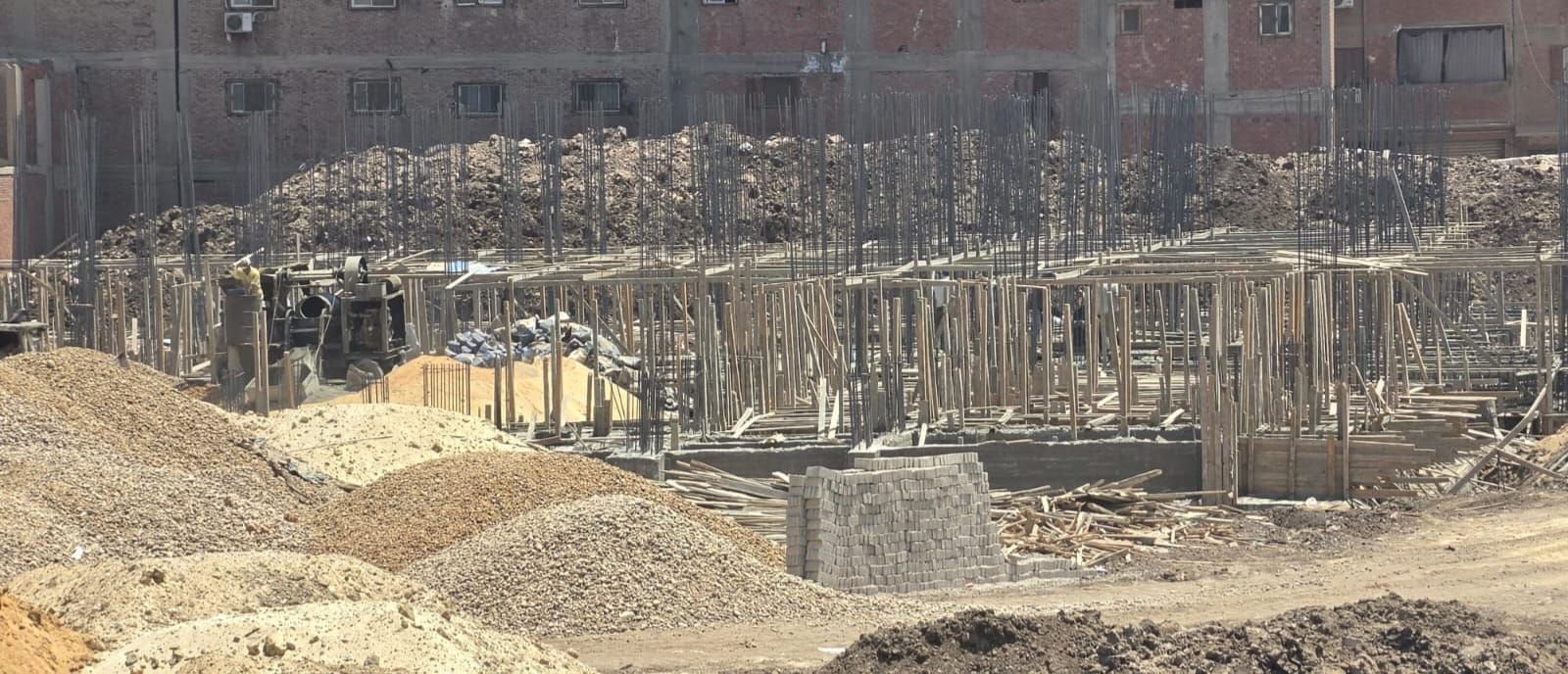 محافظ الجيزة يتابع معدلات تنفيذ مشروع مجمع المدارس بكعبيش بالهرم