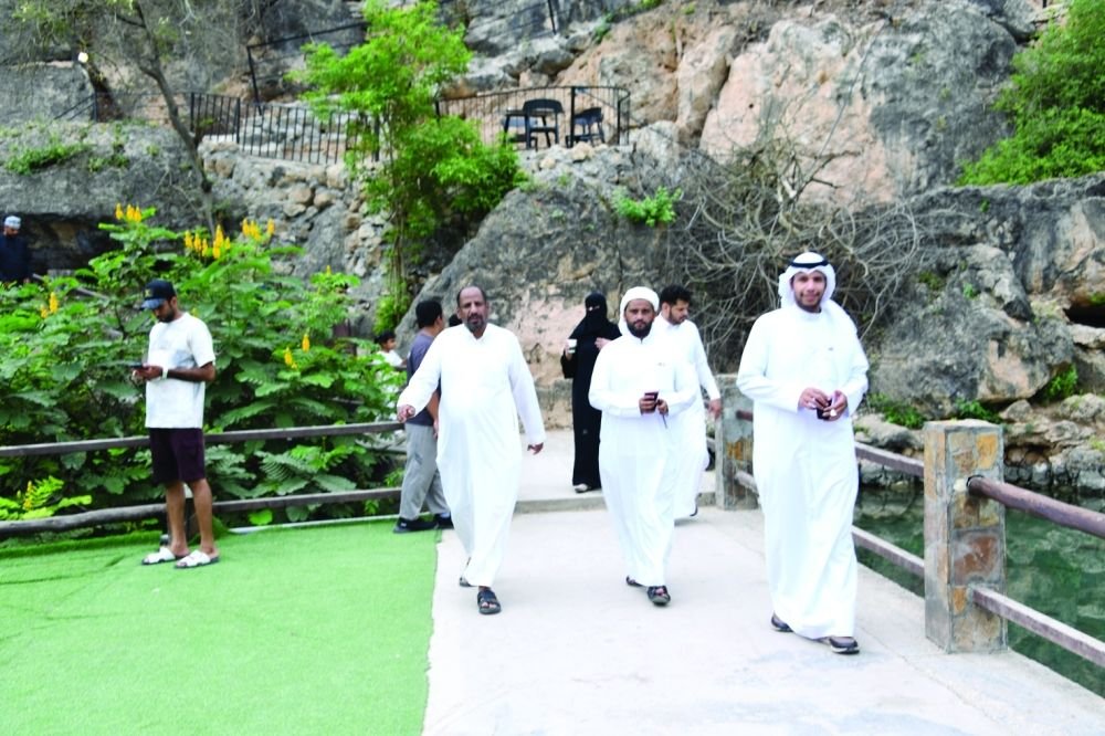 العيون المائية وسحر الطبيعة الخلابة في خريف ظفار مقصد للزوار والجذب السياحي