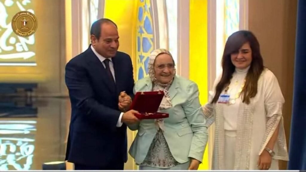 img-20260827-wa00203750317043123788858-1024x577 الرئيس السيسي يقبل رأس د. آمال إسماعيل خلال مراسم تكريم&nbsp; العلماء والمفكرين باحتفالية المولد النبوي