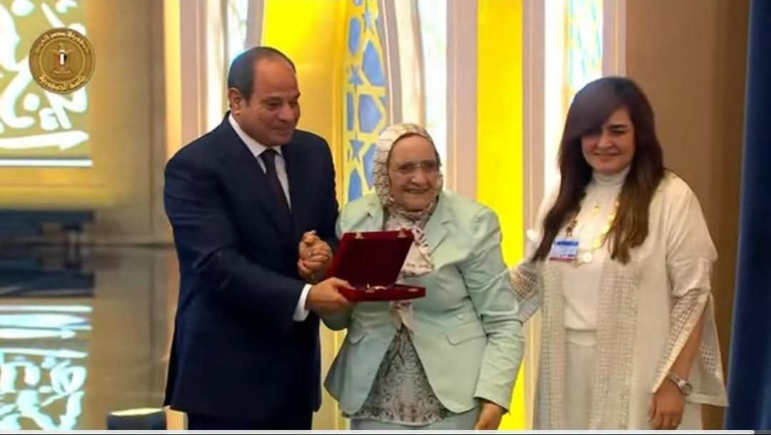 الرئيس السيسي يقبل رأس د. آمال إسماعيل خلال مراسم تكريم&nbsp; العلماء والمفكرين باحتفالية المولد النبوي