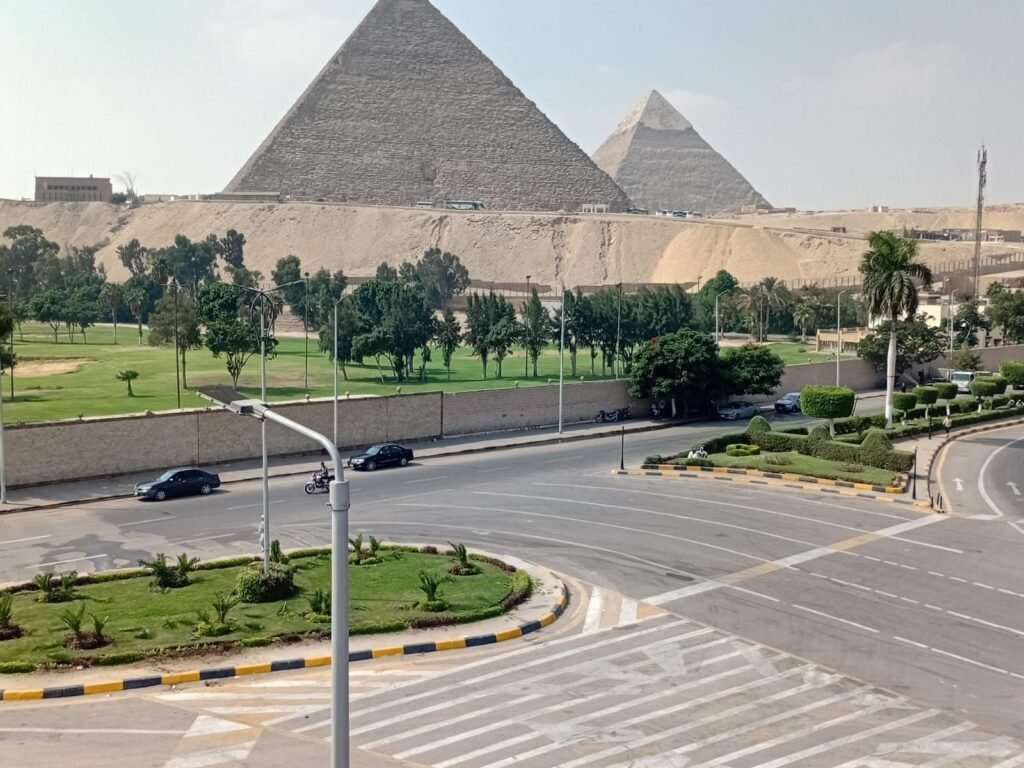 img-20260831-wa00431708185597746621849-1024x768 لليوم الثاني.. استمرار أعمال النظافة والتجميل بمحيط المتحف المصري الكبير ومدخل الأهرامات بالجيزة