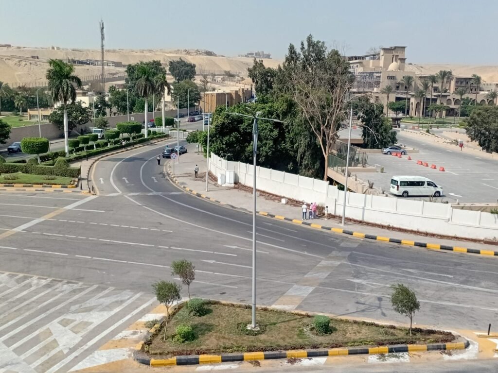 img-20260831-wa00463585383706181100198-1024x768 لليوم الثاني.. استمرار أعمال النظافة والتجميل بمحيط المتحف المصري الكبير ومدخل الأهرامات بالجيزة