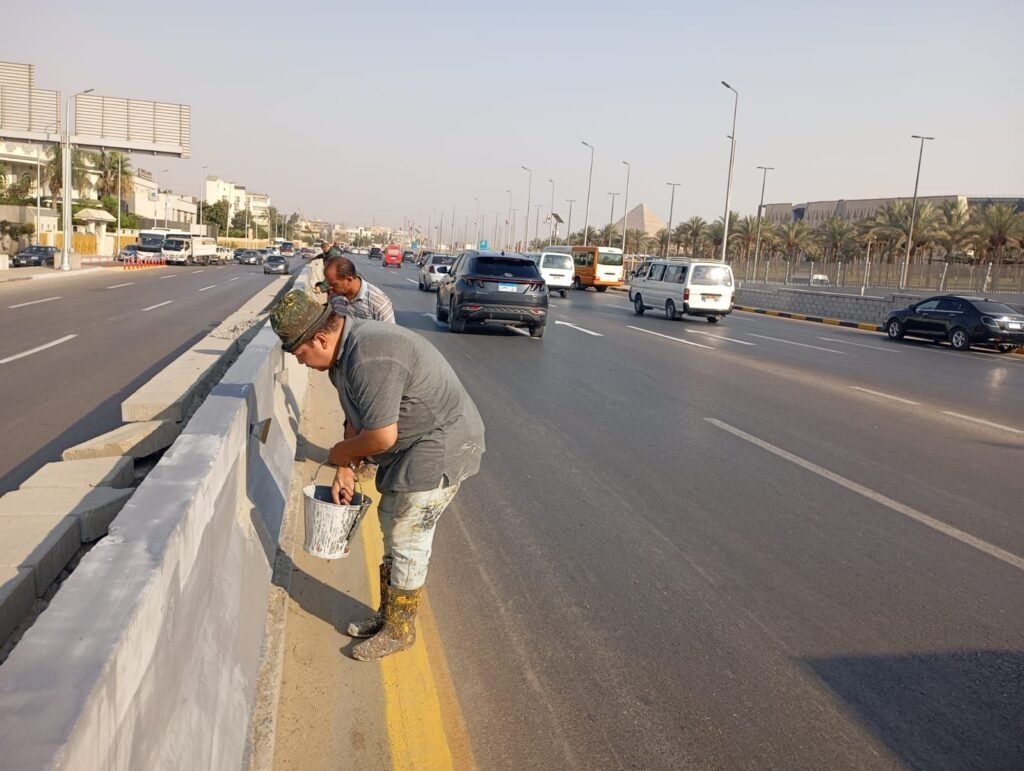 img-20260831-wa00515627065017022780451-1024x771 لليوم الثاني.. استمرار أعمال النظافة والتجميل بمحيط المتحف المصري الكبير ومدخل الأهرامات بالجيزة