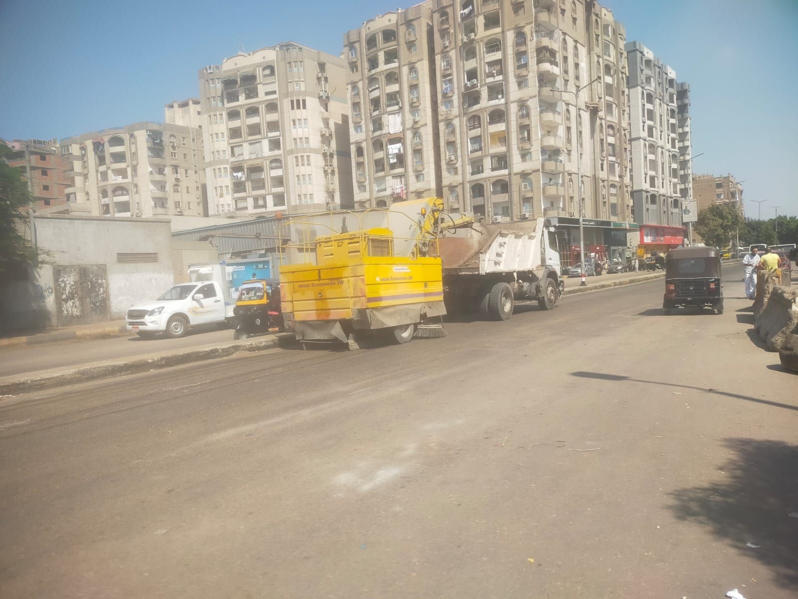 حملات مكثفة لرفع كفاءة النظافة بنطاق احياء امبابه والمنيرة الغربية بناء على توجيهات الدكتور أحمد الأنصاري