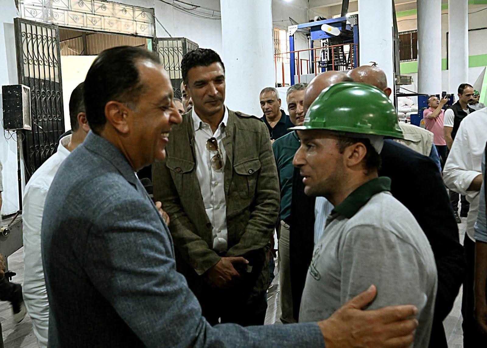 رئيس الوزراء يتفقد مصنع الشركة الوطنية للصناعات البلاستيكية بالمنطقة الصناعية ببلطيم