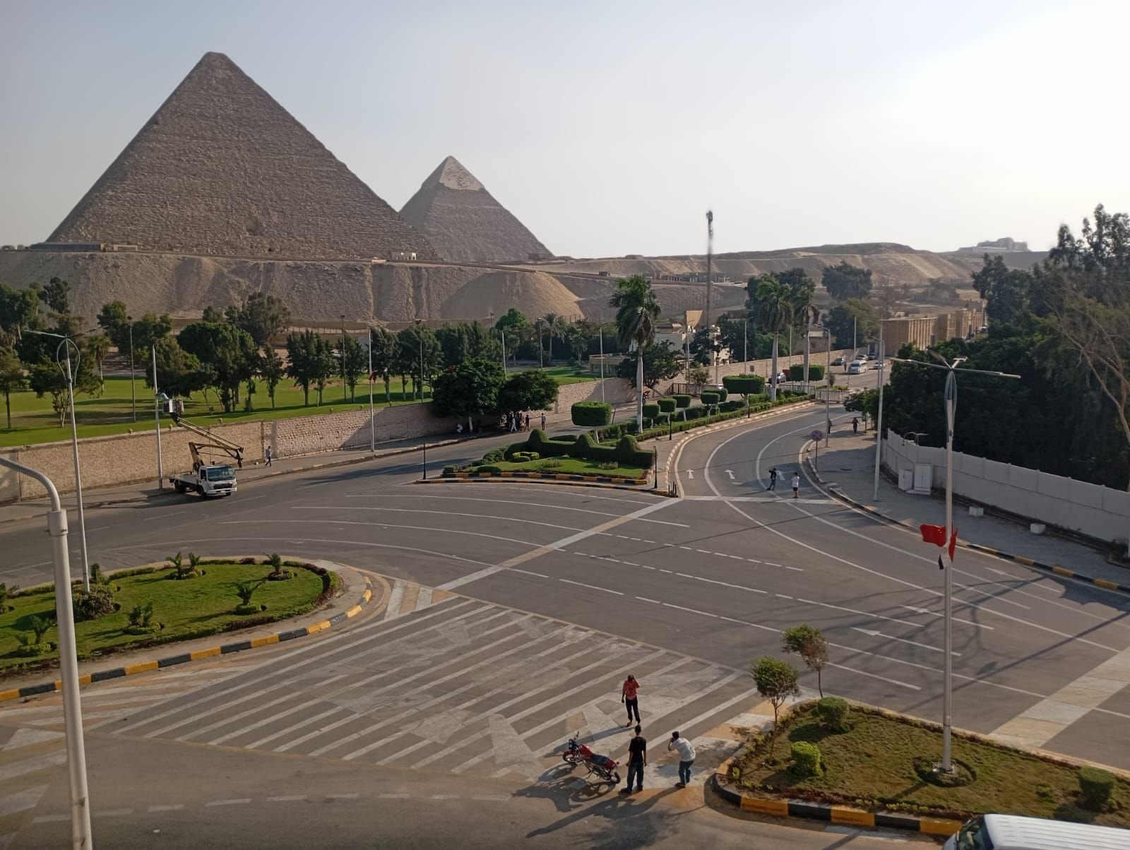 الجيزة تجمل وترفع كفاءة الطرق المؤدية للمتحف المصري الكبير والأهرامات