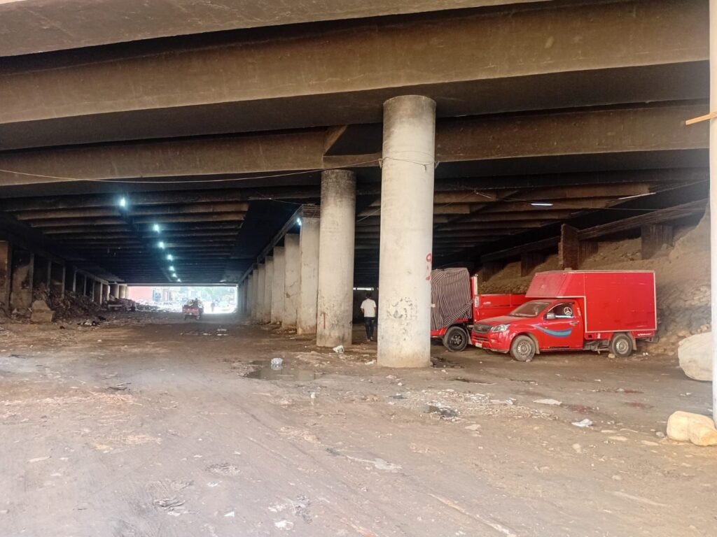 img-20260915-wa00093494436255930562357-1024x768 رفع 1800 طن رتش من نفق العشروا بالعمرانية وإعادة فتحه أمام حركة السيارات