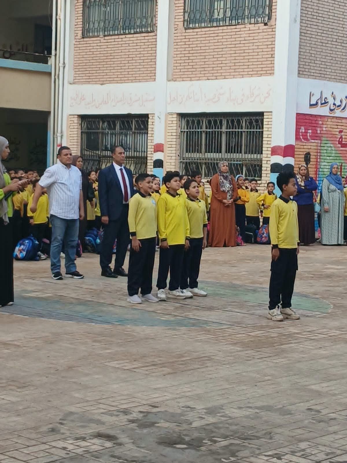 أيمن محفوظ في قلب الميدان .. جولات مكثفة بمدارس أبو النمرس لضبط إيقاع العملية التعليمية