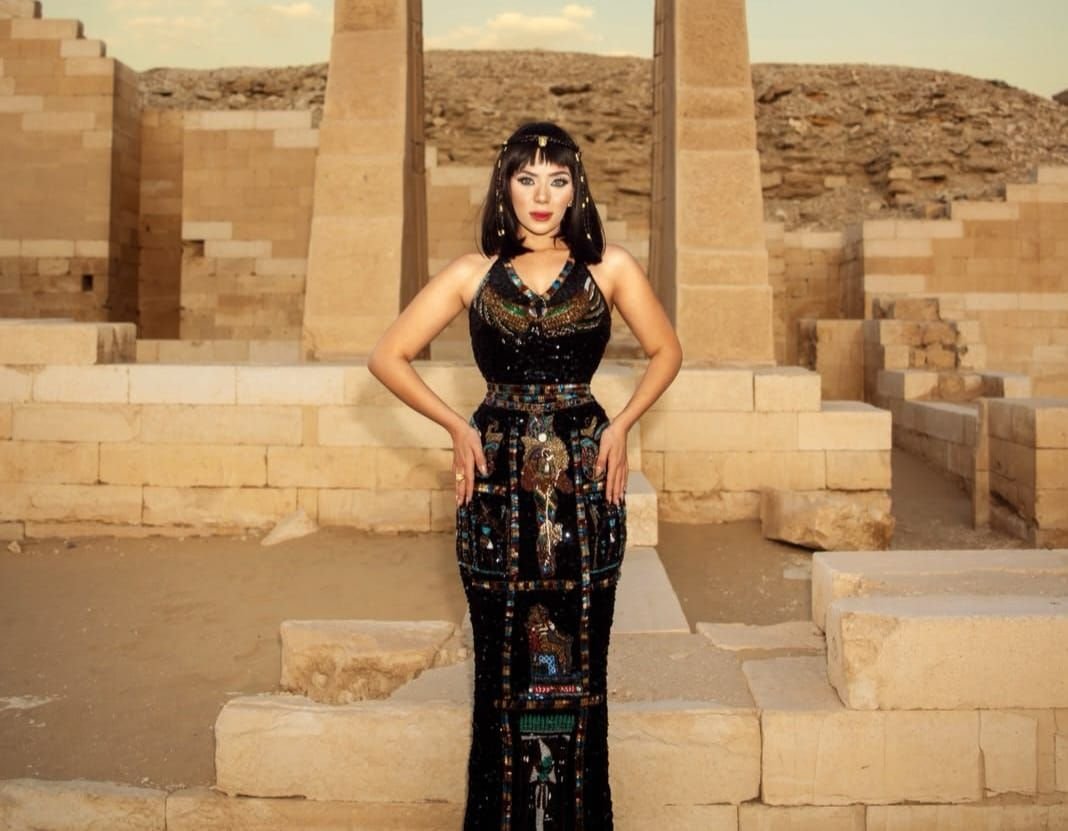 برفقة حارس مقبرة إخناتون.. إيرينا يسري ملكة جمال مصر تروّج للسياحة المصرية من سقارة