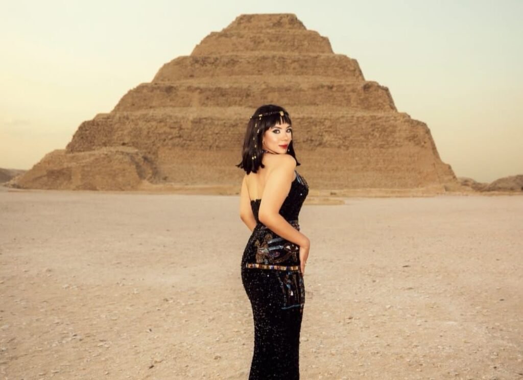 img-20260925-wa01032024349802896694974-1024x744 برفقة حارس مقبرة إخناتون.. إيرينا يسري ملكة جمال مصر تروّج للسياحة المصرية من سقارة