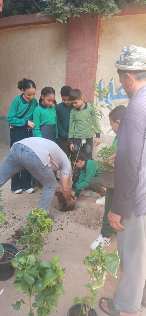 img-20260928-wa00216045677029596199340-473x1024 بناء على توجيهات الدكتور أحمد الأنصاري محافظ الجيزة بتكثيف حملات التوعية البيئية داخل المدارس