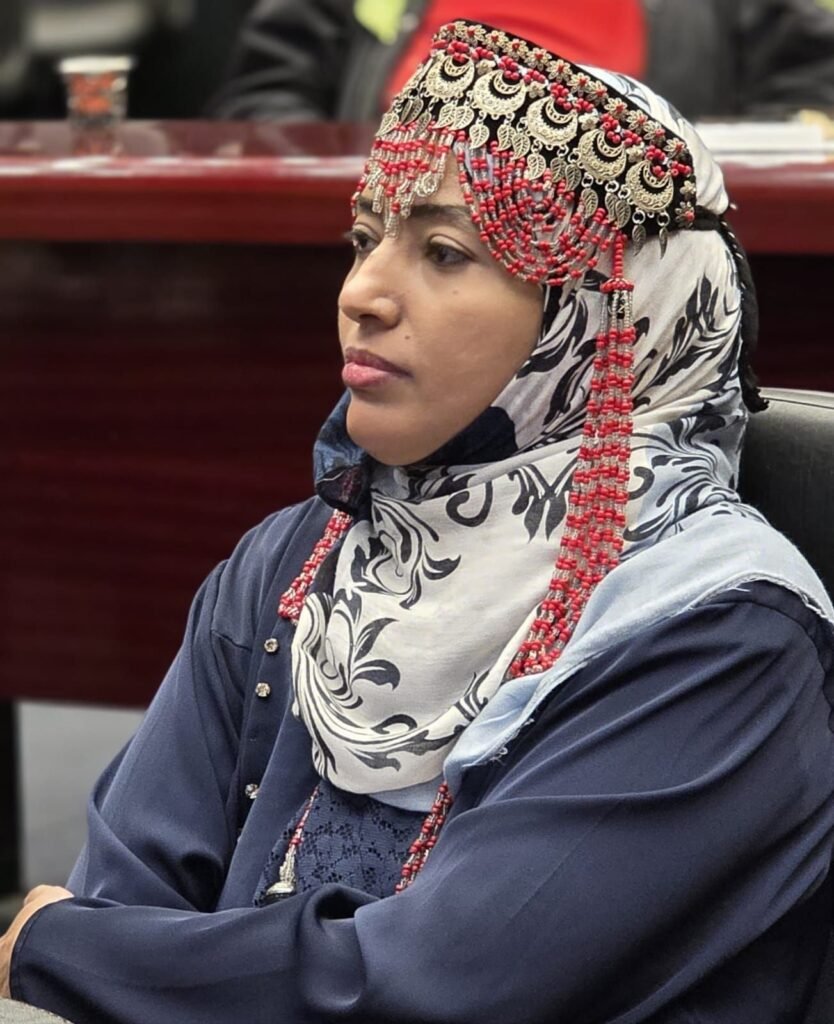 img-20260928-wa01049028406621822574486-834x1024 فلسفة الذاكرة والجوهر: الفضة اليمنية تنطق تحت سماء أكاديمية الفنون