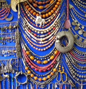 img-20260928-wa01056209623107048999343-290x300 فلسفة الذاكرة والجوهر: الفضة اليمنية تنطق تحت سماء أكاديمية الفنون