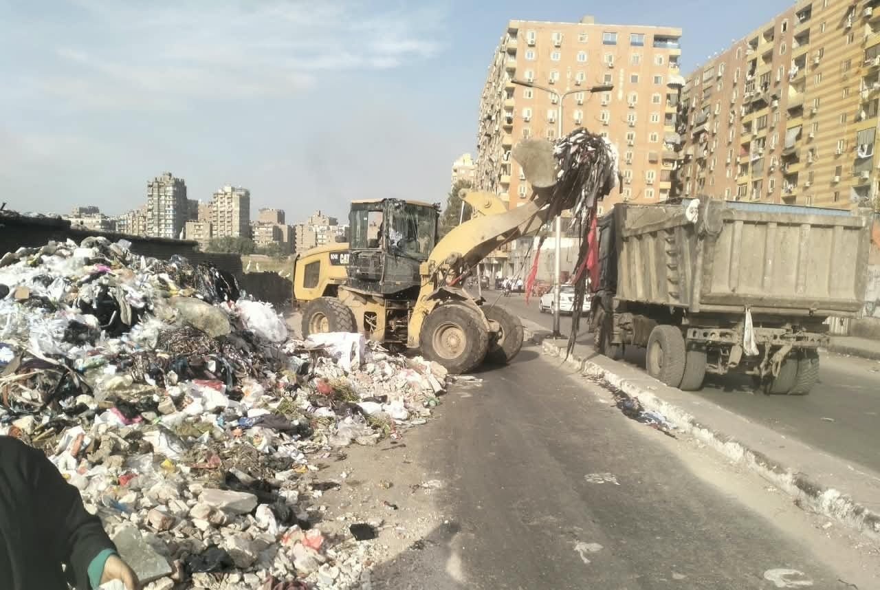 رفع ١١٠٠طن مخلفات الرتش بشارع التأمينات وخلف موقف البوهي والسكه الحديد حي امبابه