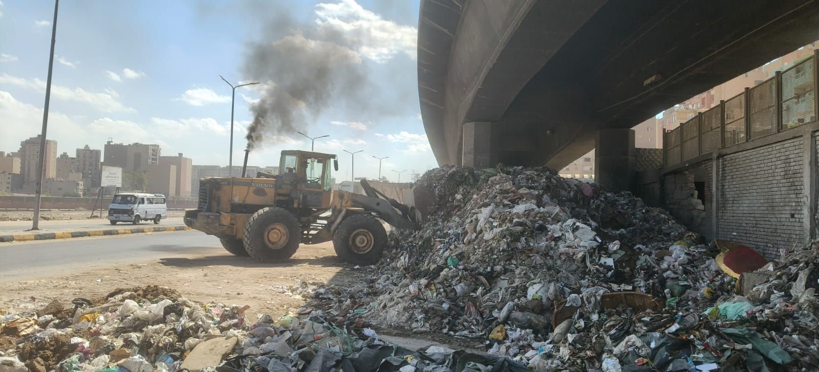 رفع ١٥٠٠طن مخلفات الرتش اسفل دائري المنيب حي جنوب الجيزة