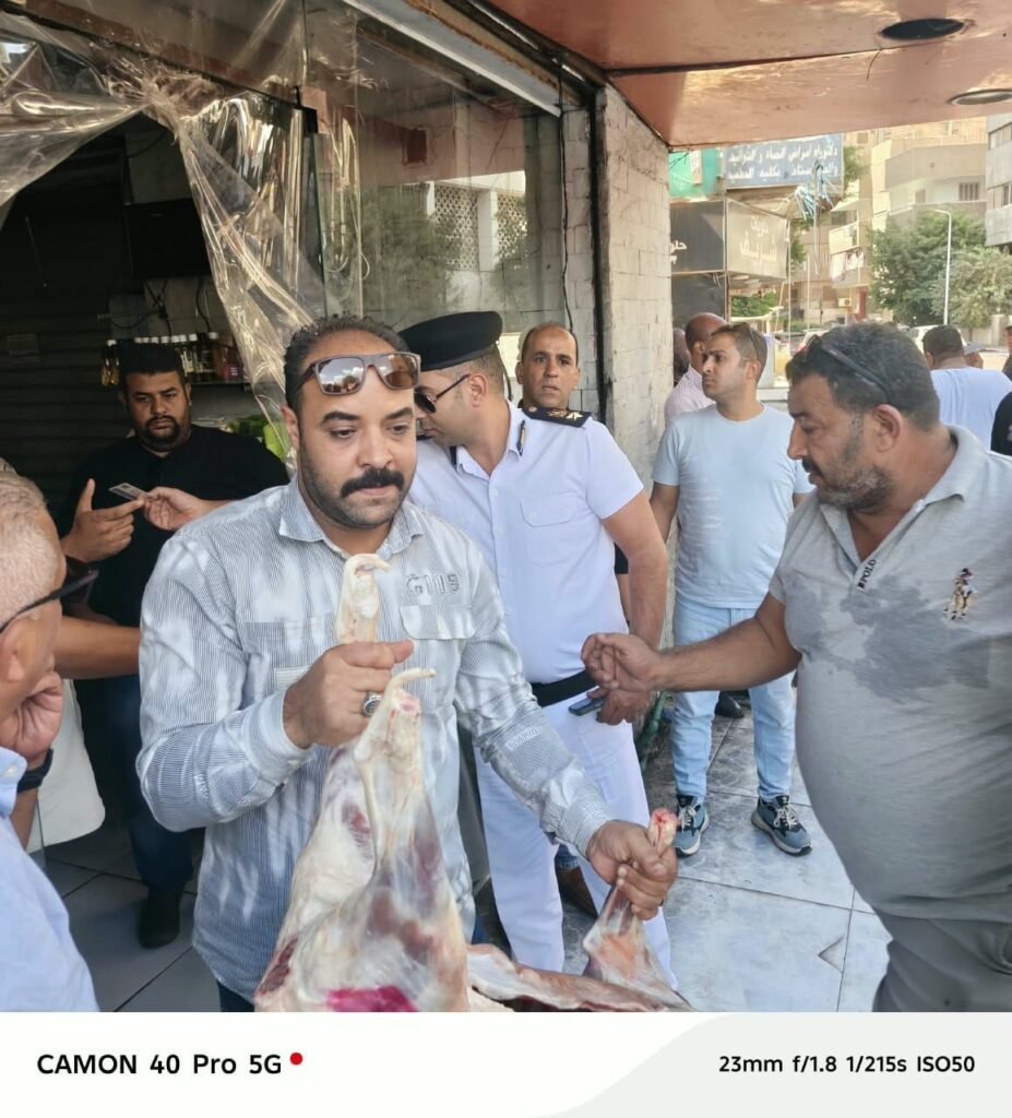 IMG-20261007-WA0083-927x1024 ضبط وإعدام لحوم ومواد غذائية غير صالحة للاستهلاك بالعجوزة