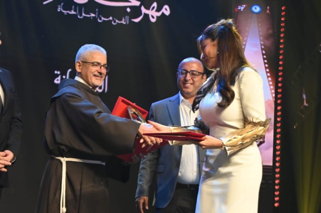 IMG-20261008-WA0041-1024x682 درة تحصد جائزة مهرجان «جيلنا» تقديرًا لمسيرتها وأعمالها الفنية