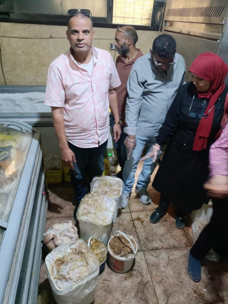 IMG-20261020-WA0033-768x1024 محافظة الجيزة تضبط 13 طنًا من اللحوم والمنتجات الحيوانية غير الصالحة للاستهلاك الآدمي ولحوم مذبوحة خارج المجازر الحكومية خلال أسبوعين